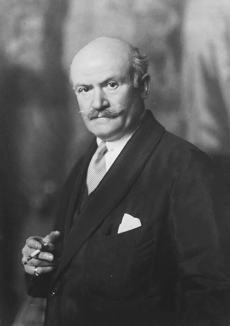 Филипп Алексис де Ласло (англ. Philip Alexius de László), известный по-венгерски как Фюлоп Элек Ласло (Лауб) (венг. Laub Fülöp Elek; 30 апреля 1869, Будапешт — 22 ноября 1937, Хампстед) — художник-портретист венгерско-еврейского происхождения. Его талант проявился в многочисленных портретах европейской аристократии и членов монархических семей, за что при жизни он получил прозвище «последний придворный портретист».