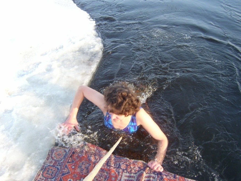 Моржуюсь на Волге. Февраль 2005 г. Фото Романа Богданова.