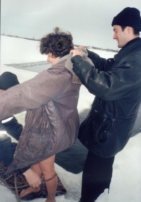 После моржевания. Водолазы Роман и Алексей снимают с меня страховочный трос и помогают одеться. 