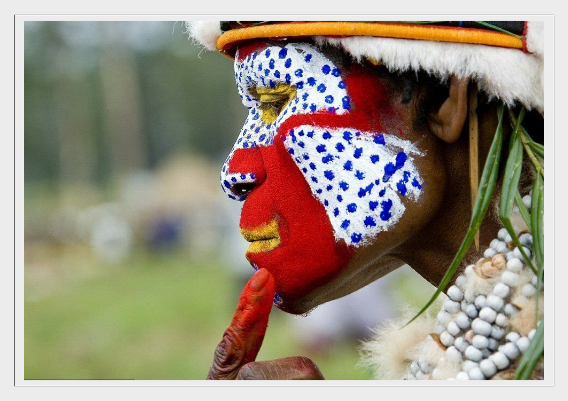 Приблизительно так выглядит праздничный папуасский женский макияж