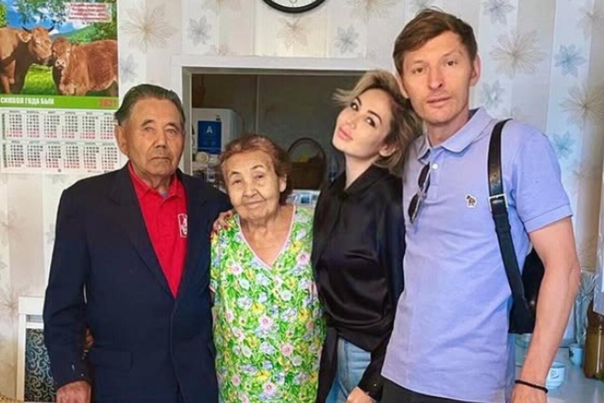    Ляйсан Утяешва с Павлом Волей, бабушкой и дедушкой Соцсети