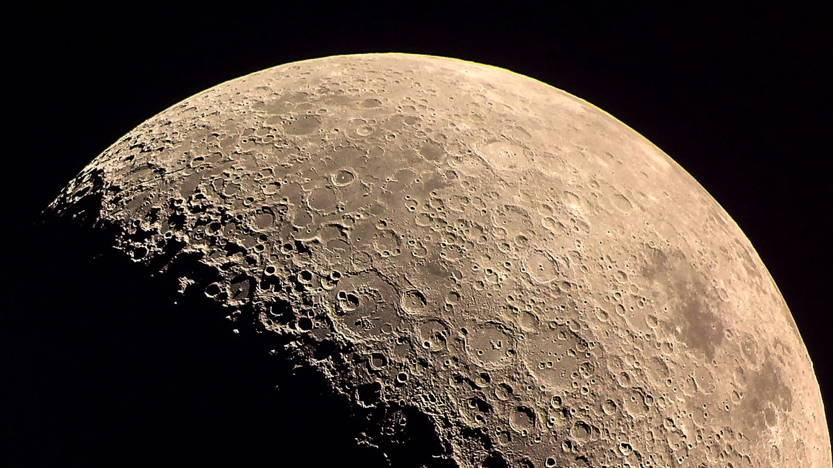 (https://example.com/moon_surface.jpg) Луна крупным планом: её поверхность полна кратеров и древних "морей" из застывшей лавы.