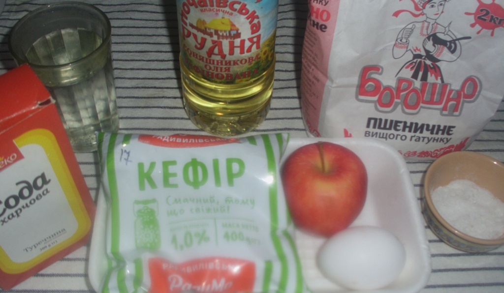 Продукты для приготовления оладий с яблоком. Фото автора канала Житейская проза