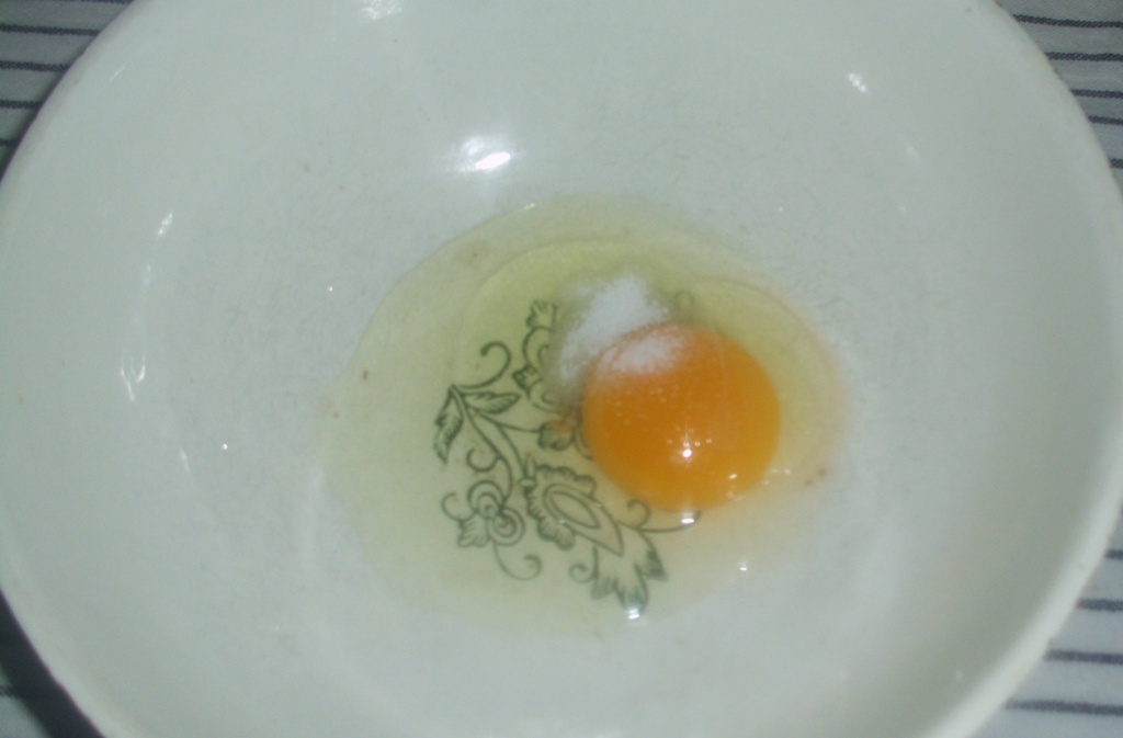 Разбитое яйцо с солью, в салатнице. Фото автора канала Житейская проза