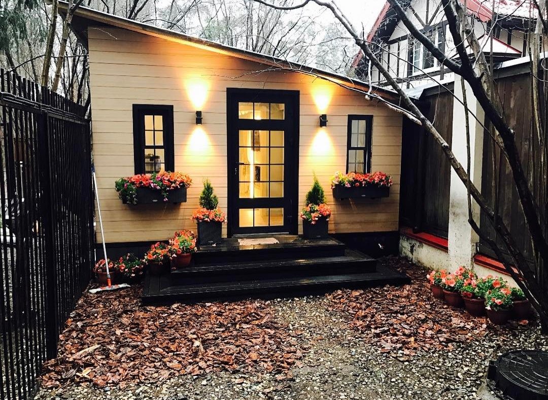 дом справа, дачный домик слева