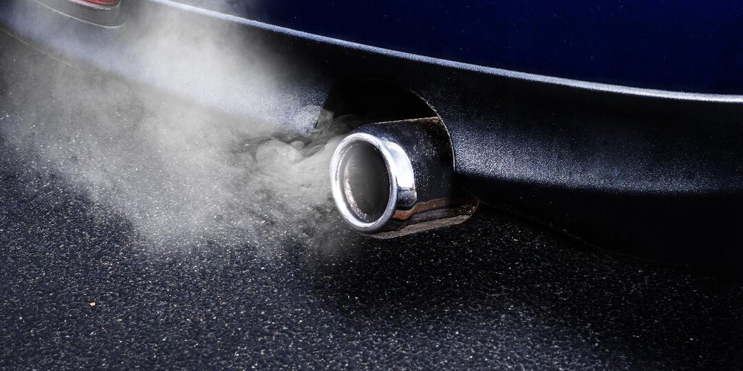 Причины, почему из трубы автомобиля идет белый дым