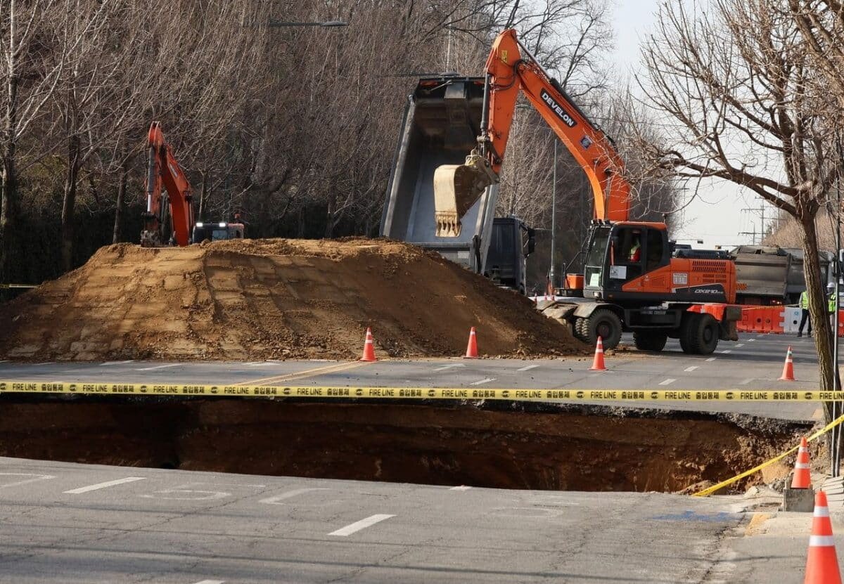    Строительные бригады приступают к восстановительным работам в среду утром, спустя два дня после того, как смертоносная карстовая воронка разрушила главную дорогу в Кандон-гу, Сеул. (Newsis)