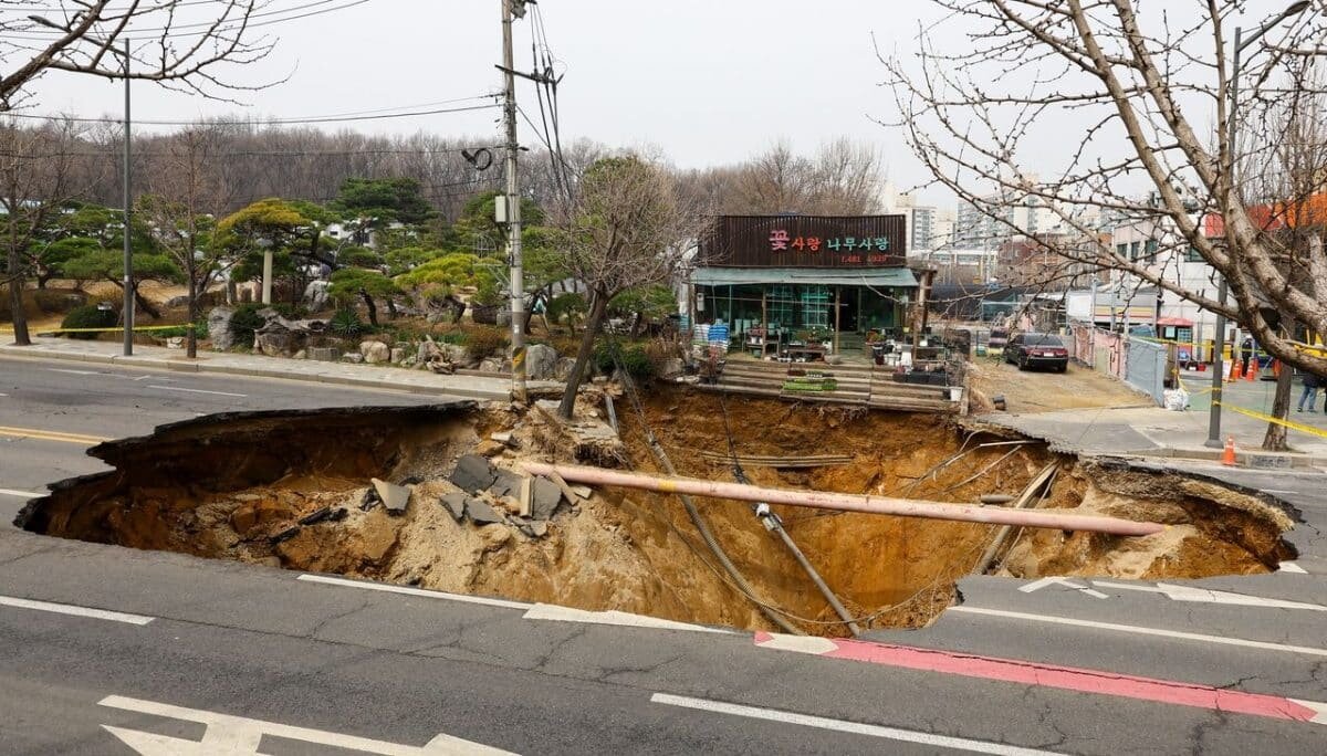    Карстовая воронка возле начальной школы Мёнгиль в восточной части Сеула во вторник, через день после того, как провал разрушил главную дорогу в Кандон-гу. (Newsis)