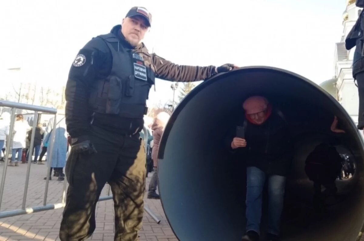    Пройти через трубу, пытаясь прочувствовать то, что испытали бойцы, можно в дневное время.