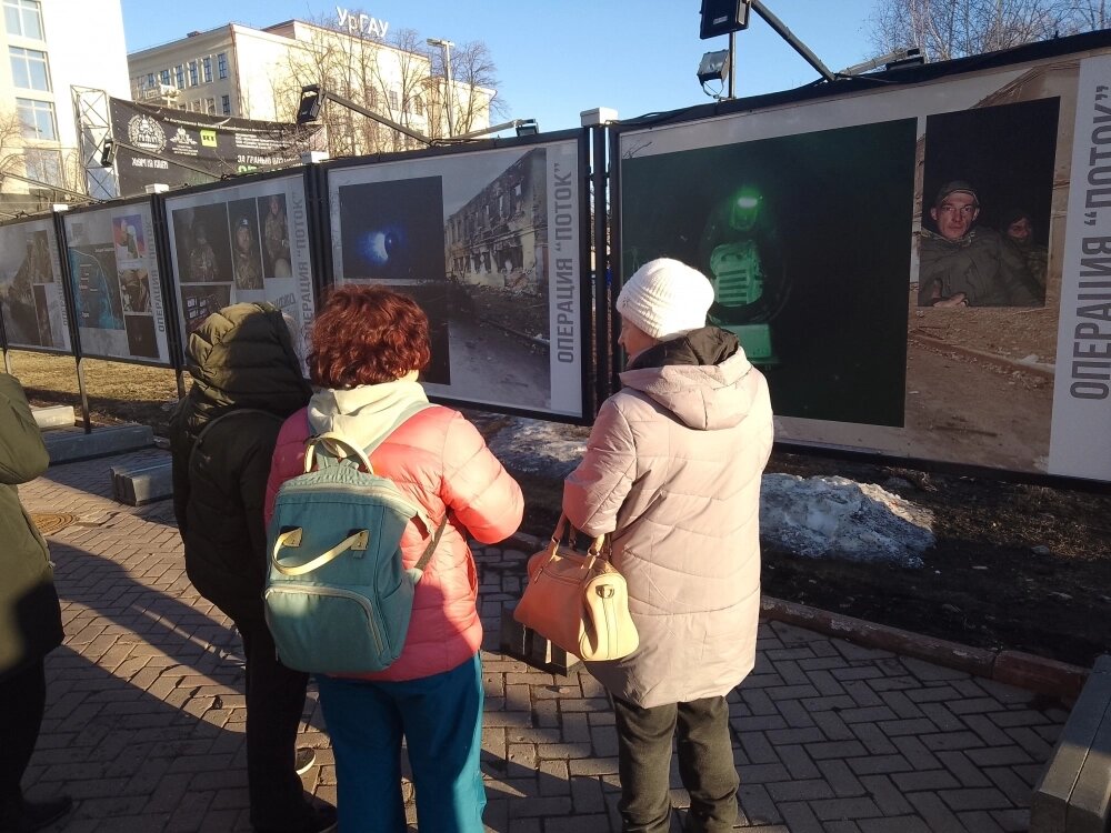    Фотографии военных можно смотреть на улице до осени. Фото: «АиФ-Урал»/ Дарья Попович