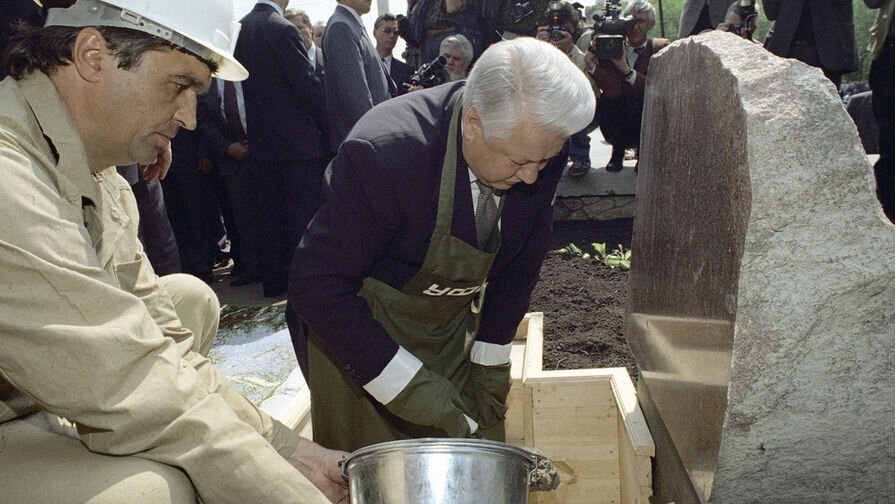 Президент РФ Борис Ельцин на церемонии закладки уфимского метро