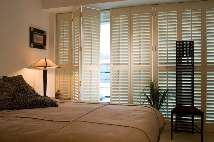 Шаттерсы в спальне.