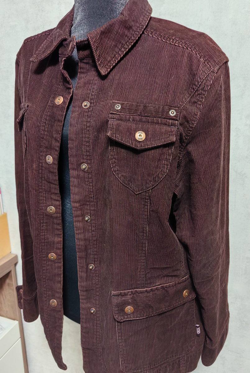 Четыре кармана (два большин и два маленьких, нагрудных), застёгивается на кнопки