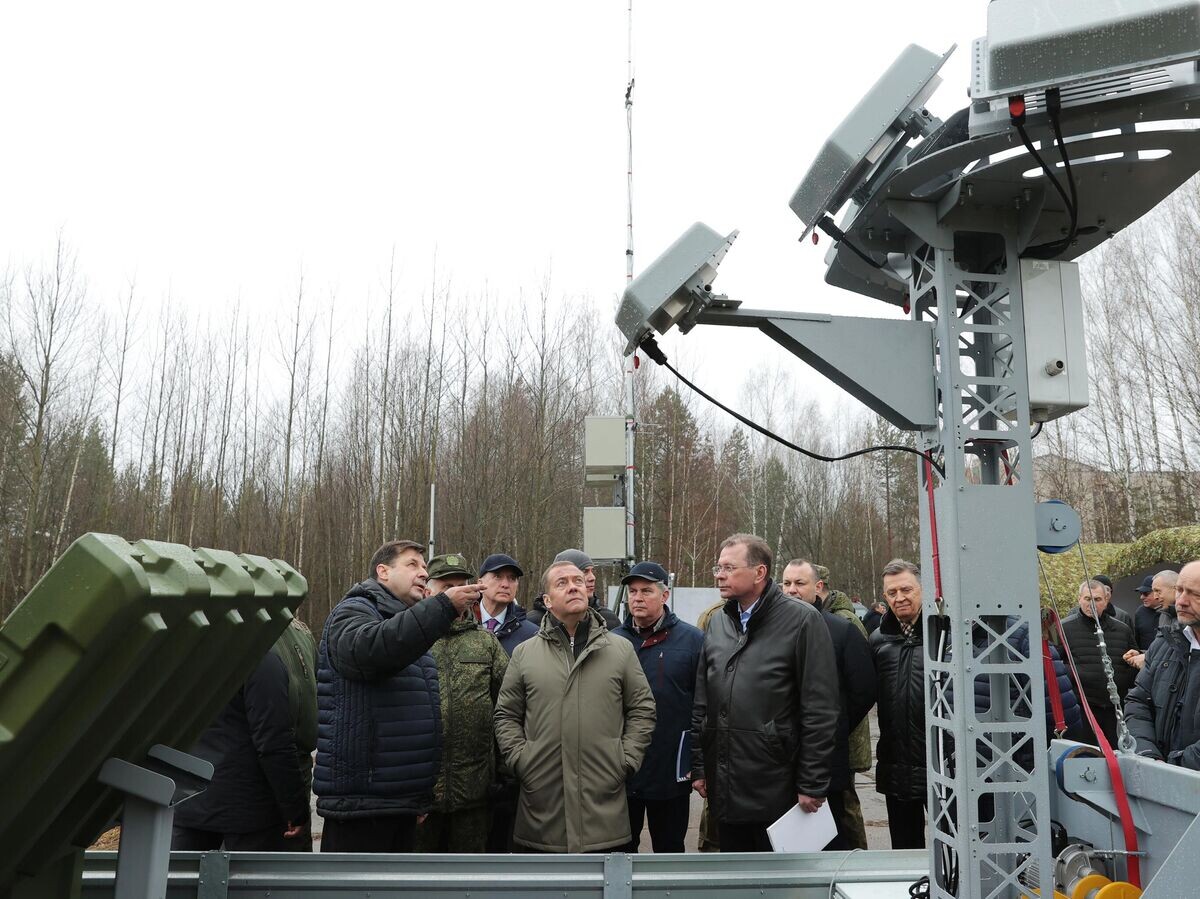    Заместитель председателя Совета безопасности РФ Дмитрий Медведев в ходе рабочей поездки в Центральный федеральный округ осмотрел комплексы лазерного оружия, предназначенные для поражения малых целей© РИА Новости / Екатерина Штукина