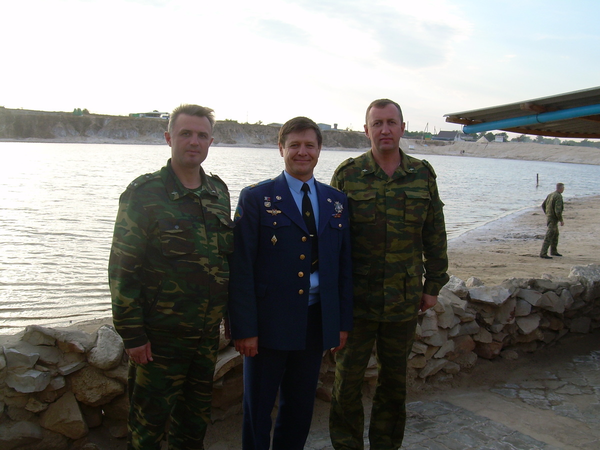 Офицеры службы войск Дудка В.Г. и Борисевич А.А. с командиром Сещинского полка Винокуровым А.И. Оренбург-2007 год.