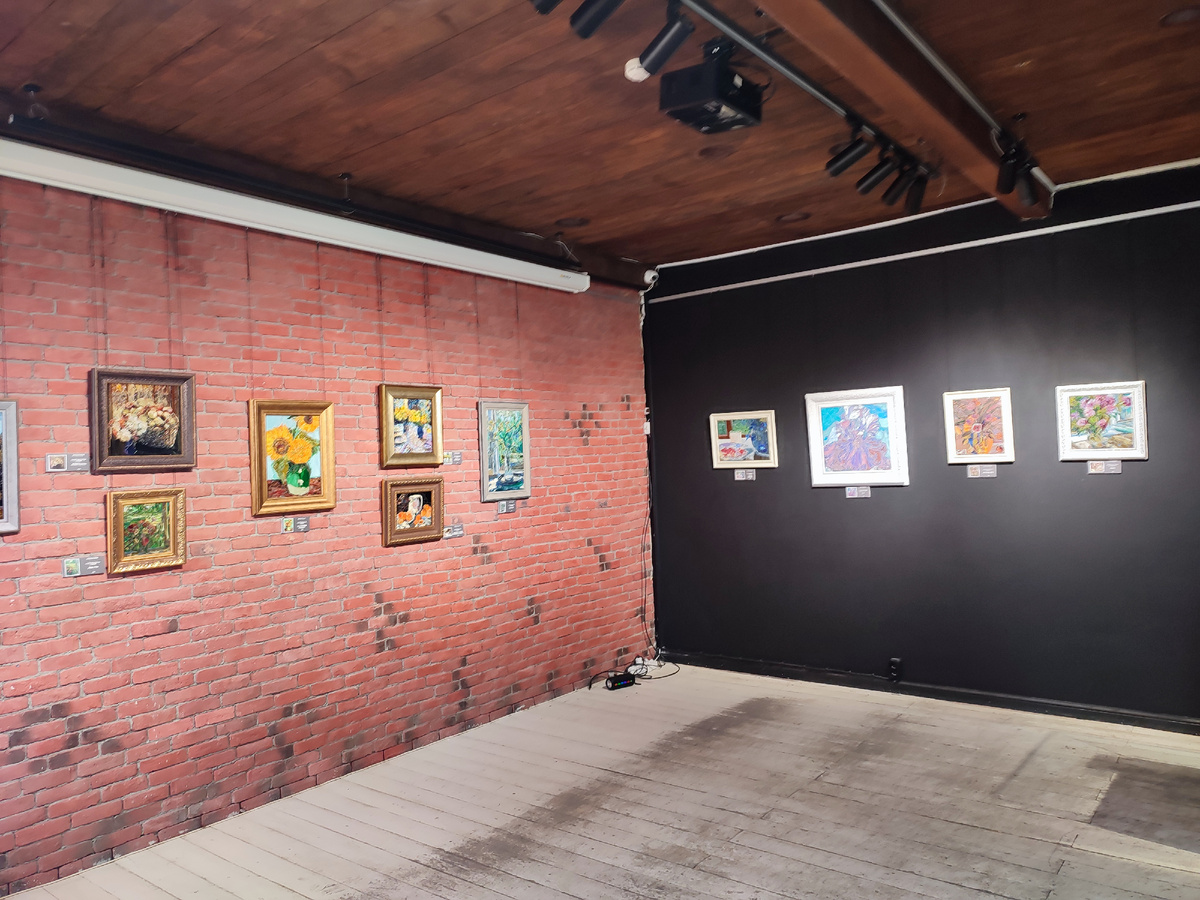 Почему-то не получается загрузить другие фото, более интересные ракурсы, но для памяти и это сойдёт. Автор работ Марина Сотникова.