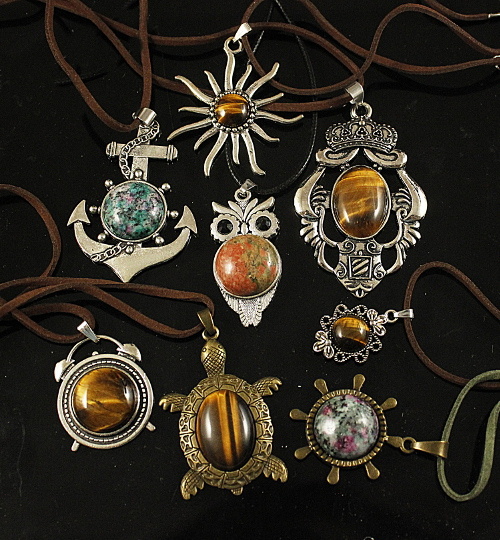 Примеры кулонов с кабошонами (вставки: тигровый глаз, унакит, цоизит).