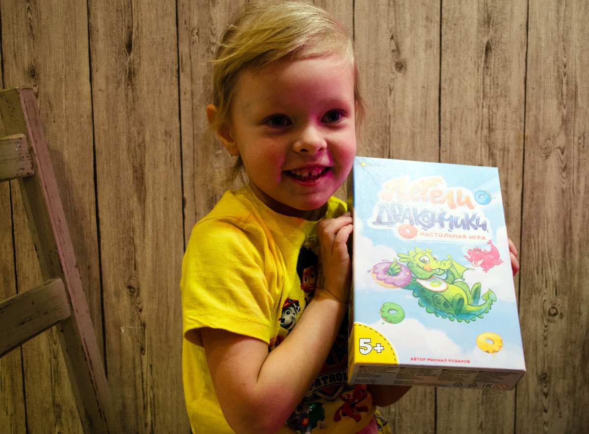 Достали коробку, ух сейчас сыграем