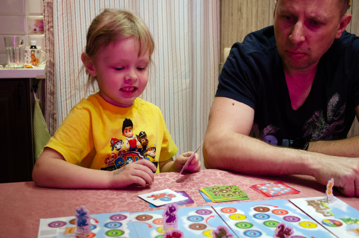 Вечерние кухонные посиделки с играми. Дочка с папой развлекаются, мама пытается одновременно фотографировать, отвлекать младшую и попутно не подвести своих дракончиков