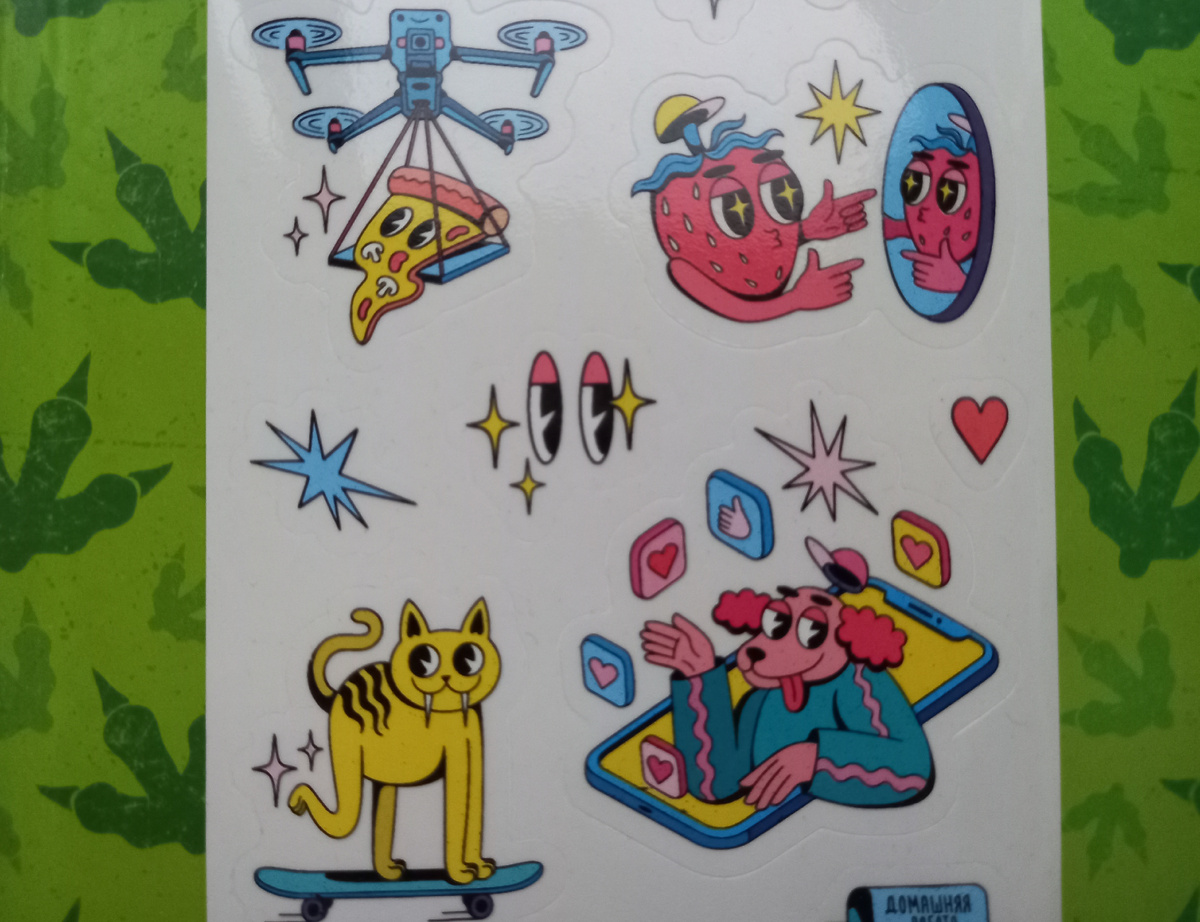 Часто наклейки идут в качестве бонуса к покупке. Фото автора.