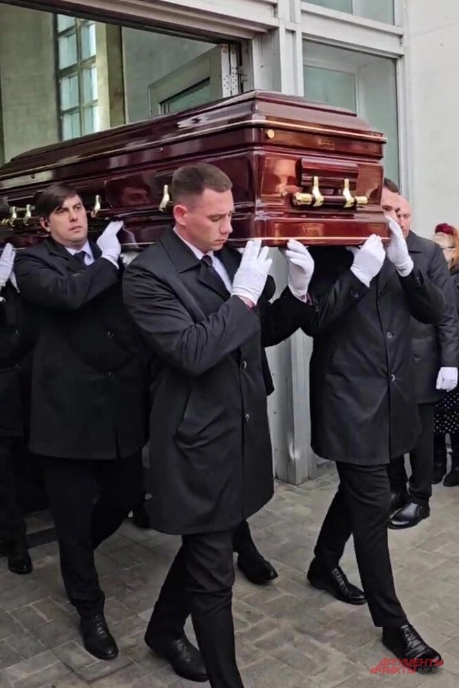    Прощание с народным артистом России Бедросом Киркоровым. Фото:  АиФ/ Анастасия Куценко