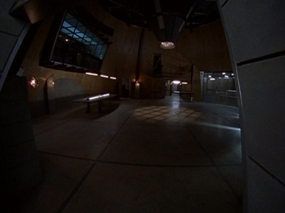 Вышка, Брифинговая и вход в Оружейную (кадр из сериала)