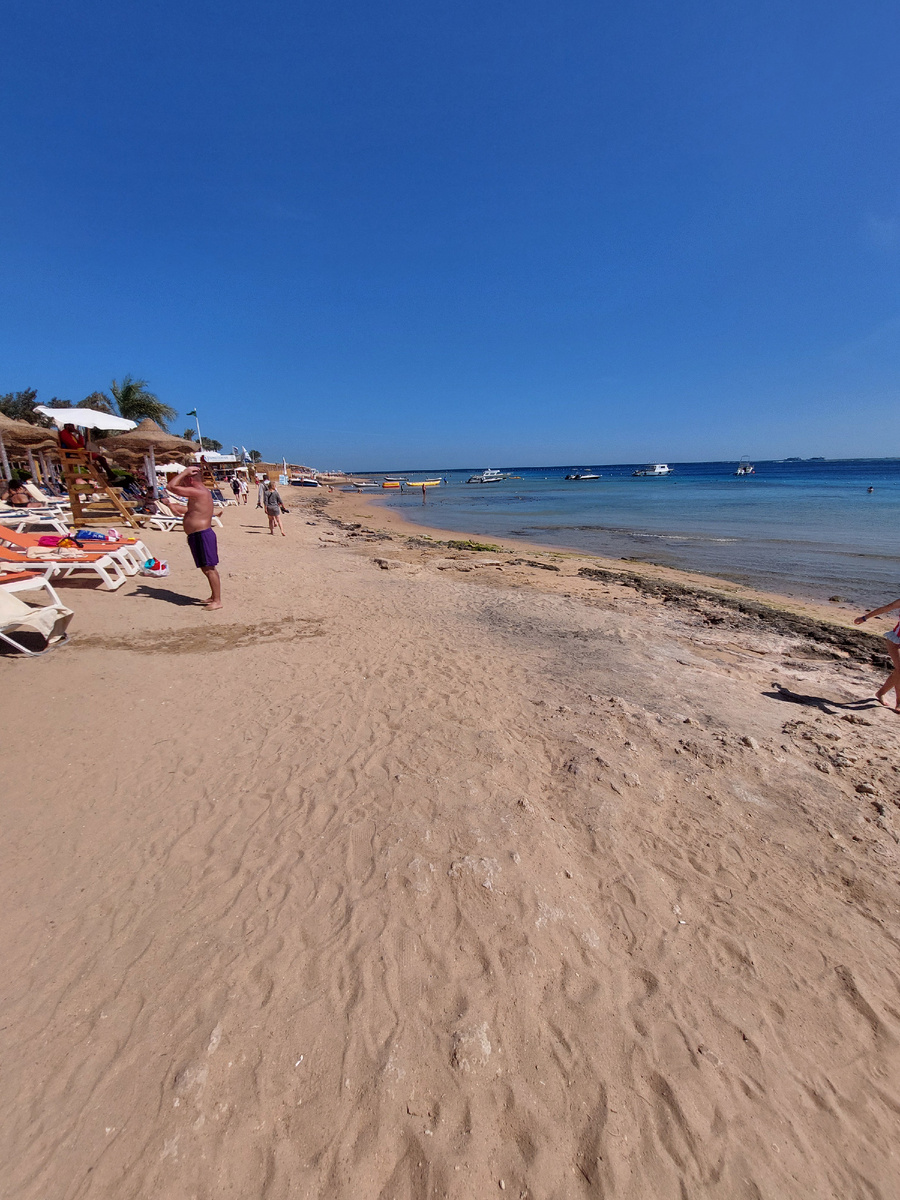 Пляж нашего отеля в отлив - листайте вправо