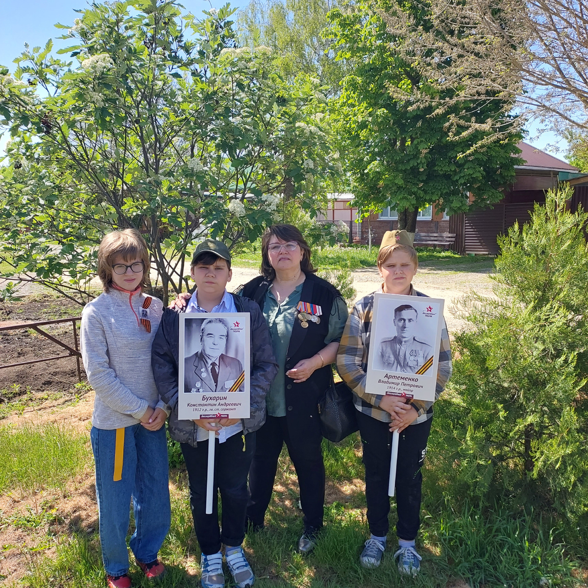 9 мая 2022 года. Автор с детьми