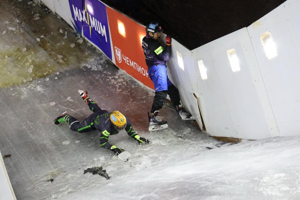    Кататься по такому льду оказалось трудно и даже опасно