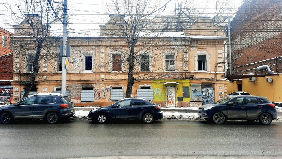 Дом постройки начала 1860-х гг.,  расселен, ждёт сноса.