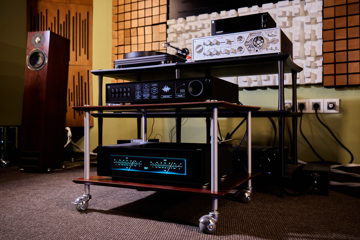 High End связка Rose RS130 (цифровой транспорт) и RD160 (ЦАП) в шоуруме Next Hi-Fi