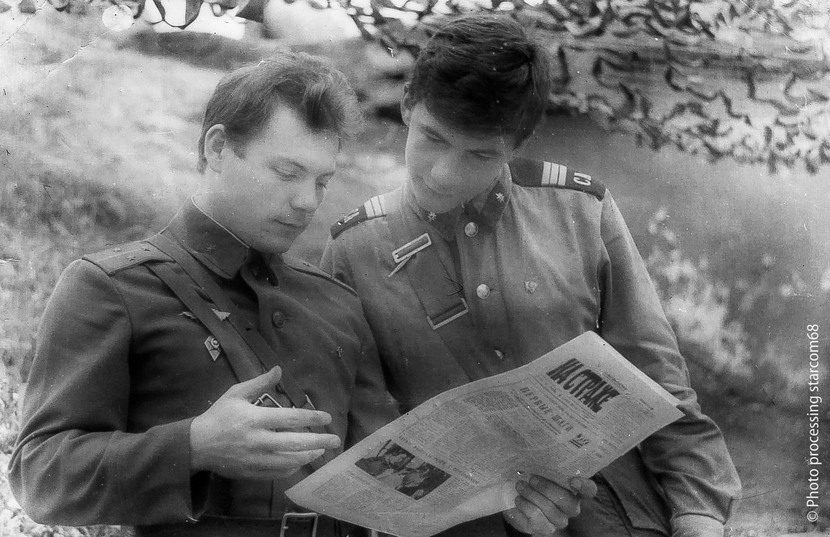 1. Владимир Петровых и неизвестный старший лейтенант во время политзанятий на плацу перед входом в КП полка