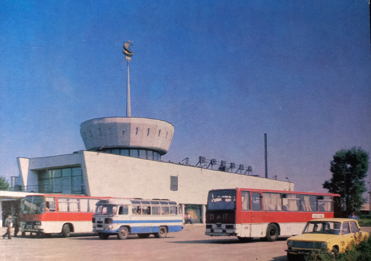 Вокзал в Ростове Великом на открытке 1975 года.
