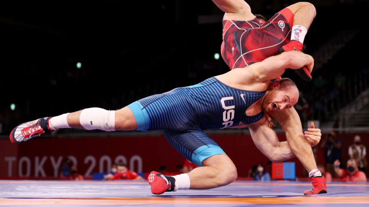 Вольная борьба характеризуется обилием действий в партере и захватов за ноги