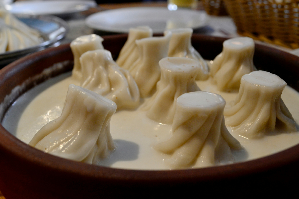 Гастрономические туры в Грузию: аутентичные рестораны, национальные блюда и теплый прием.