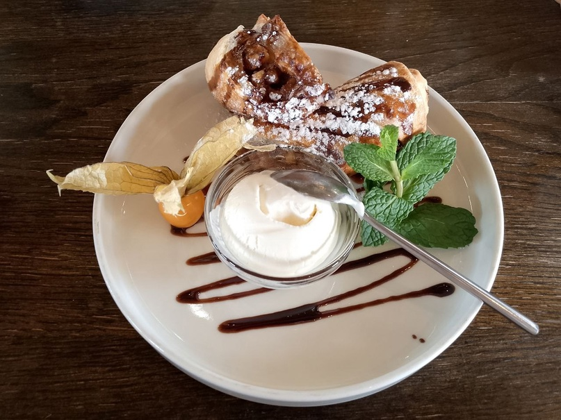 если честно мне понравился штурм он как-то выполнен рулетиком то есть его очень тяжело резать что я сделала я себе половинку с собой взяла кстати тут контейнера бесплатные они типа входят в эту сумму уже за собой напиток у меня облепиховая остался напиток целый стакан и и штрудель получается один кусочек потому что я не могла его съесть это просто нереально здоровый и мне не понравилось что он не сделан пирогом а сделан рулетиком его то есть и руками не поешь липкий и порезать тоже можно порезать он мягкий но мне не понравился внешний вид