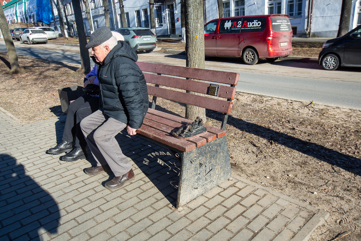 "Мазайские зайцы". Скульптура заяц-зимогор. Кострома. Фото автора статьи 