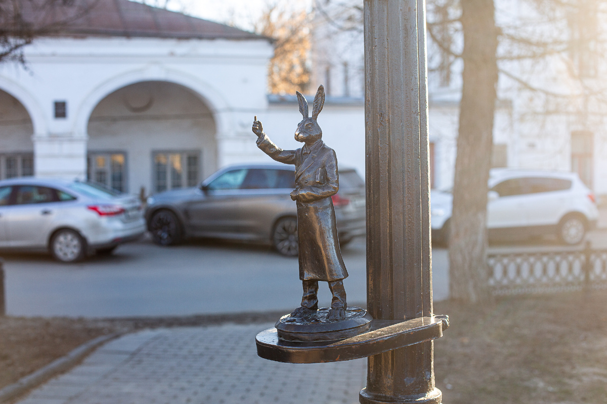 "Мазайские зайцы". Скульптура заяц-чиновник. Кострома. Фото автора статьи 