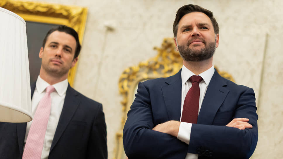 Вице-президент США Джей Ди Вэнс (справа) в Овальном кабинете, 21 марта.📷Фото: Carlos Barria / Reuters