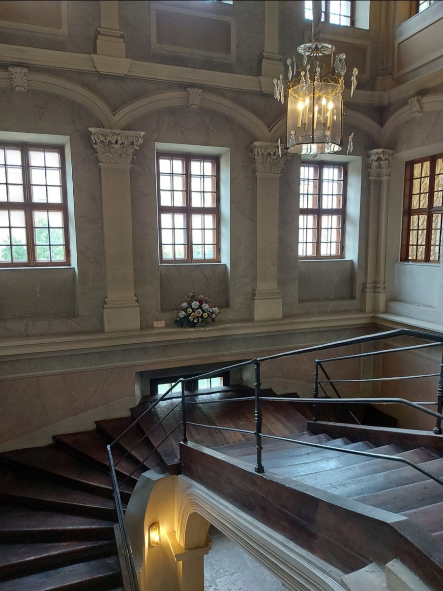 Парадная лестница Меньшиковского дворца. Фото автора.
