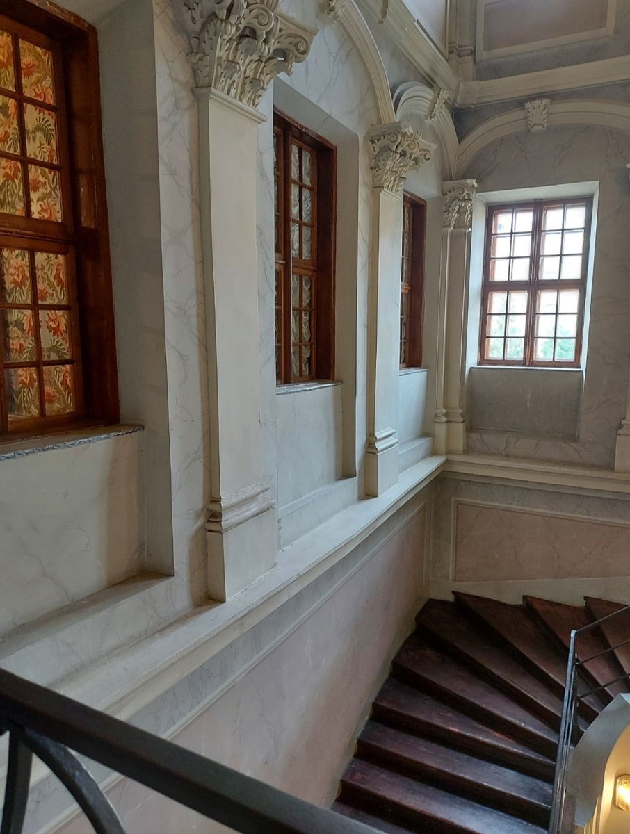 Фрагмент парадной лестницы Меньшиковского дворца. Фото автора.