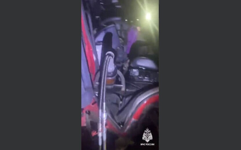    В Можгинском районе пожарные спасли водителя фуры после аварии