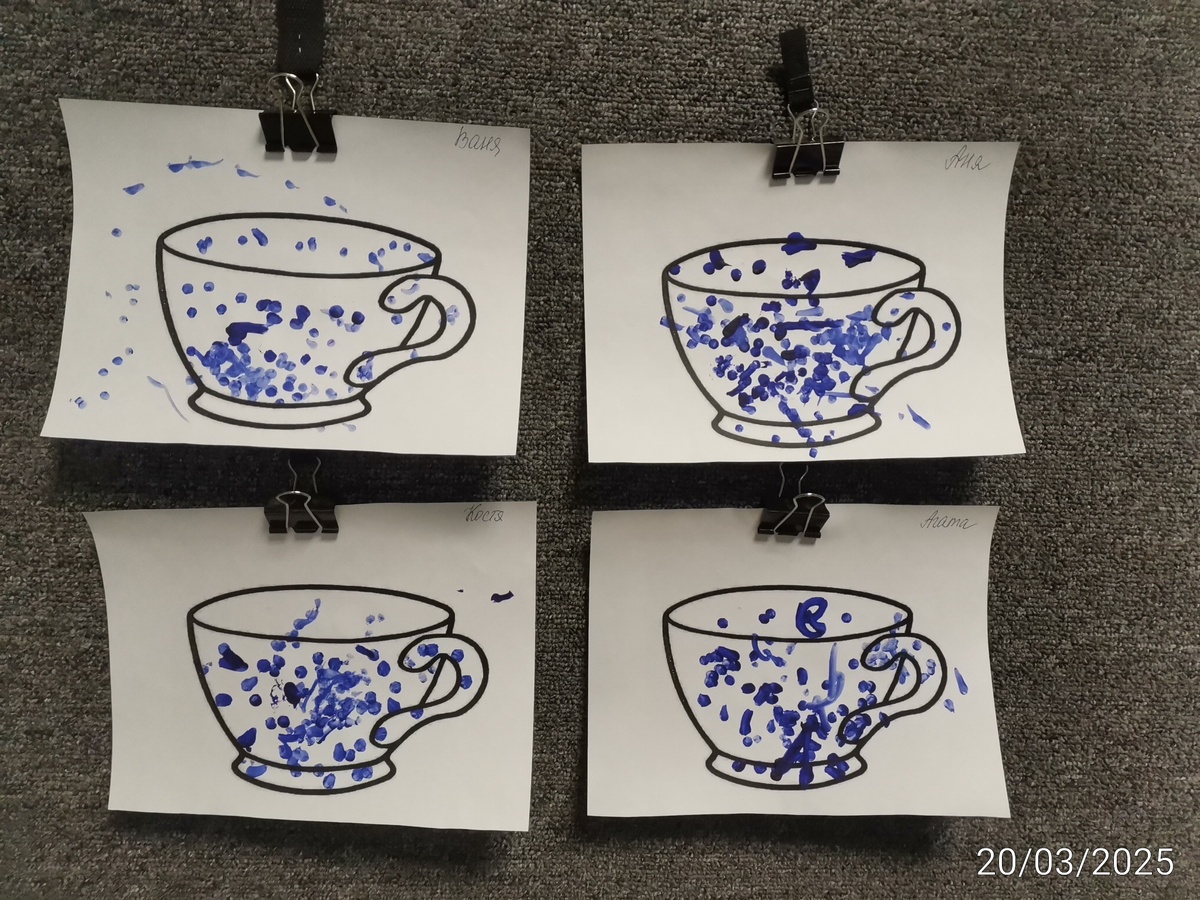 Неповторимый дизайн кружек 😉 тоже гжель