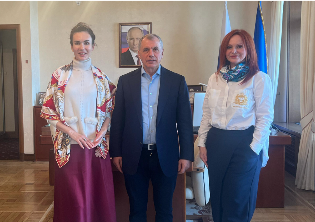 Дизайнер Нина Ручкина, В.А. Константинов (Председатель Государственного Совета Республики Крым), Наталья Терентьева (Вице-президент Фонда "Женщины Тавриды"). Платки бренда "Русские в моде":"Императорский дом, "Каменный цветок".