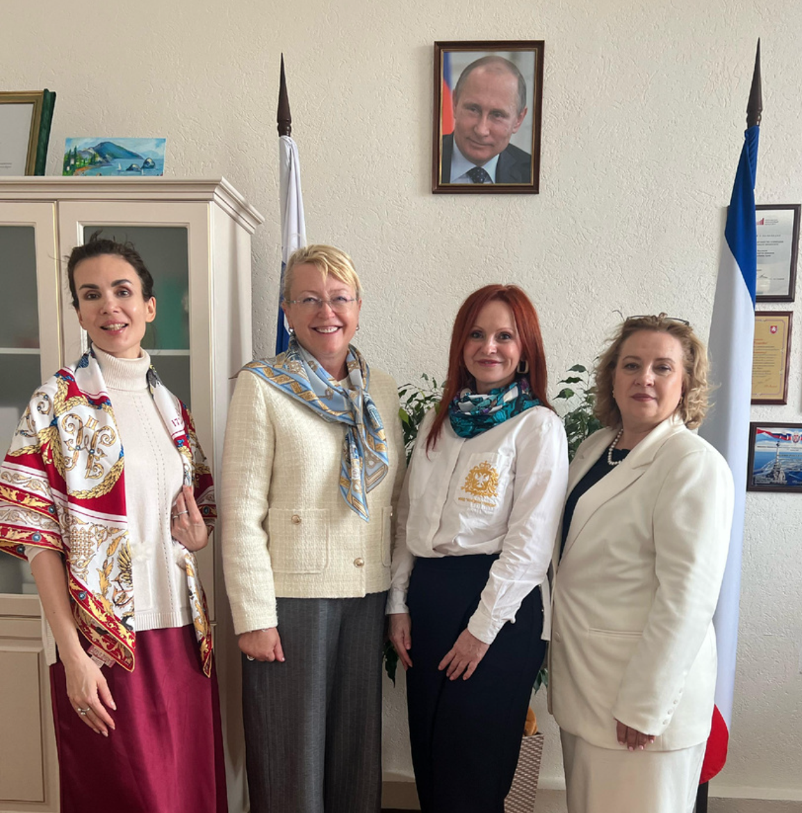 Дизайнер Нина Ручкина, И.В. Кивико (Заместитель Председателя Совета министров Республики Крым, министр финансов Республики Крым), Наталья Терентьева (Вице-президент Фонда "Женщины Тавриды"), О.В. Бурова (Первый заместитель министра культуры Республики Крым). Платки бренда "Русские в моде": "Императорский дом России","Жемчужина Крыма", "Каменный цветок".