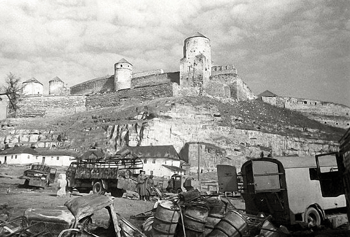 Разбитая техника на Карвасарх, 1944 год. Автор фото: Александр Капустянский