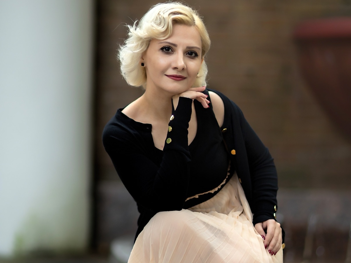 Сати Овакимян – прозаик, фотограф. Родилась в 1988 г. в Ереване. Автор книг «Полу-Остров» (2017 г.) и «Созвездие эмигранта» (2020 г.). Печаталась в журналах։ «Дружба Народов» (2019 г., 2023г.), «День и Ночь» (2020 г.), «Литerraтура» (2021 г.), «Тула» (2020 г.) , на портале «Текстура» (2020 г.), в газете «Русскоязычная Америка» (2021г.). Участник 18 форума молодых писателей России, стран СНГ и зарубежья (фонд СЭИП), листер премии им. И. Анненского (2019 г.), дипломант XI Международного Славянского Литературного Форума «Золотой Витязь» (2020 г. , 2021 г.), финалист премии ДАНКО (2021г.), финалист премии им. Ф. Искандера (2021 г.), лауреат премии ДАНКО (2024 г.), лауреат премии им. Ю. Левитанского (2024).