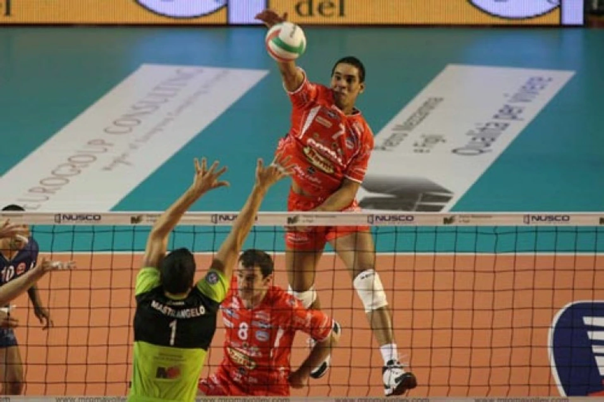 Леонель Маршалл (3,83 м) - самый высокий прыжок при атаке в волейболе