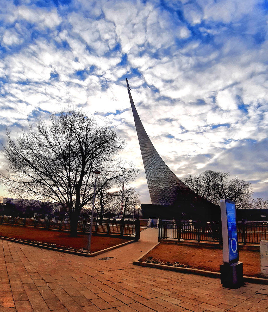 Монумент «Покорителям космоса». ВДНХ. Москва.