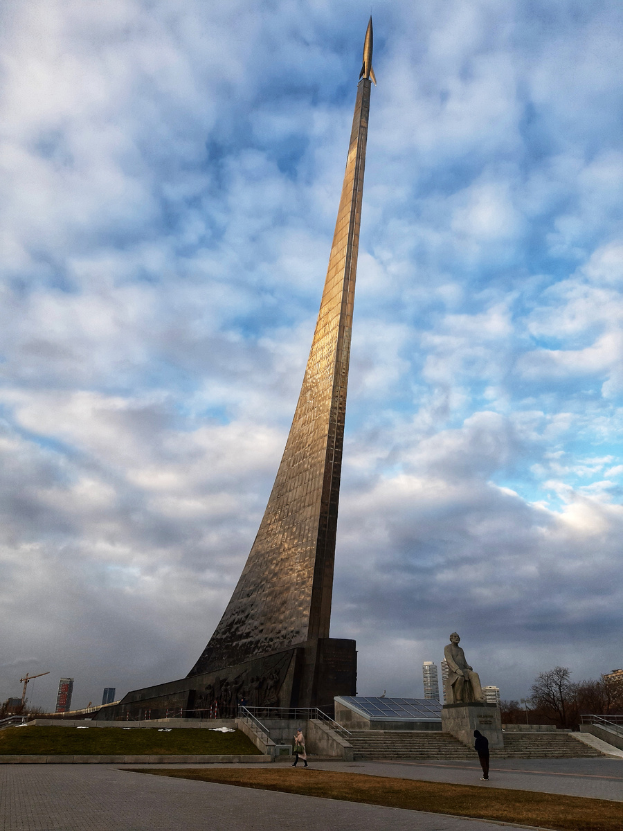 Монумент «Покорителям Космоса». ВДНХ. Москва.